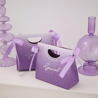 Boîte à bonbons personnalisée avec poignée de transport, pelliculage mat, gaufrage, revêtement UV, ruban violet et nœud, emballage cadeau pour friandises