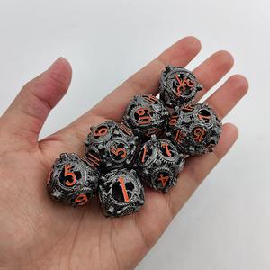 Venta al por mayor Dragon Hollow Metal <span class=keywords><strong>DND</strong></span> Dice Set DNDND 7 D & D Die Set con Metal Gift Tin Dices para Dungeons & Dragon Game - Product Image 6