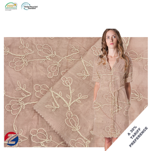 Tissu brodé tissé-85GSM, base rose avec motifs floraux blancs - Product Image 1