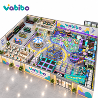 Équipement personnalisé pour centre de divertissement familial commercial avec aire de jeux intérieure, trampoline, parcours de cordes, piscine à balles et jeux d'arcade