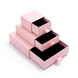 Boîte à bijoux en carton mat rose, avec logo en feuille d'or gaufré, forme personnalisée, très demandée - Product Image 4