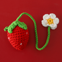 Met de hand geweven aardbeibloem-fruit-hanger voor in de auto, met een hangende bladwijzer, kan dit u problemen bezorgen waarvoor u geen zin heeft.