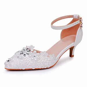 <span class=keywords><strong>Zapatos</strong></span> de tacón de verano 2024 <span class=keywords><strong>personalizados</strong></span> para mujer, <span class=keywords><strong>zapatos</strong></span> de boda con perlas de encaje blanco de 5cm para <span class=keywords><strong>novia</strong></span>, Sandalias de tacón con punta cerrada - Product Image 1