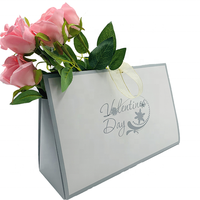 Boîte à dragées personnalisée rose clair pour mariage, pliable en forme de triangle, avec ruban, en carton ondulé estampé, fermeture magnétique, sur mesure