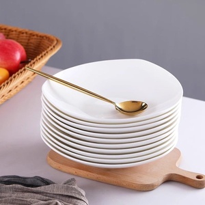 Assiette triangulaire en porcelaine fine de haute qualité, compatible micro-ondes, style chinois, couleur unie, céramique pour hôtel, tendance sur internet - Product Image 3