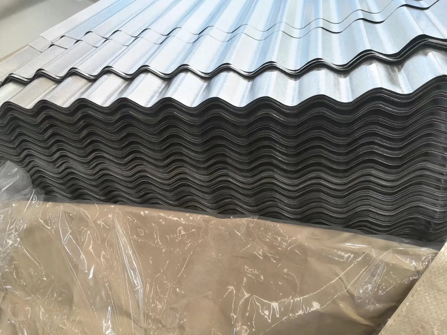 प्राइम गैलवेल्यूम स्टील कॉइल एज़ 550 कलर रूफिंग शीट नालीदार रिब प्रकार नालीदार रंग की छत
