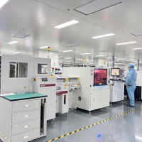 Ligne de fabrication de lots de circuits imprimés multi-variantes avec déchargeur SMT double magazine OK/NG, PLC et moteur, et conception à double compartiment à échange rapide