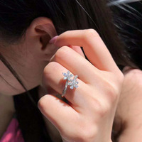 Huitan OEM Taille Libre Exquis Double Fleurs Bagues Simulation Diamant Argent Plaqué Zircon Ouverture Anneau Réglable Femmes