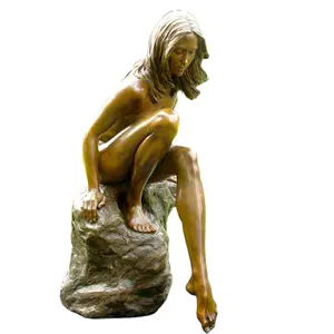 Statue de femme nue en bronze grandeur nature, assise sur une grande roche, décoration de parc - Product Image 1