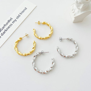 ต่างหูสแตนเลสแบบห่วงเปิดสำหรับผู้หญิงขนาดใหญ่ที่ไม่ทำให้เกิดอาการแพ้แบบใหม่ต่างหูบิดเป็นห่วงทองแบบทันสมัย - Product Image 2