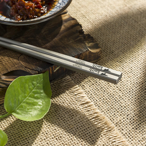 Baguettes de luxe modernes de conception coréenne en titane écologique, couleur argent, surface sablée, réutilisables, avec manche carré solide, vente en gros - Product Image 5