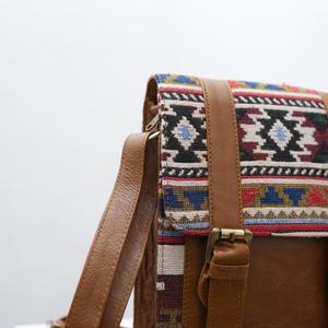 Bolso bandolera de lona bohemia con solapa de cuero y estampado étnico para mujer - Product Image 3