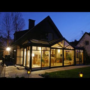 Véranda de luxe revêtue d'<span class=keywords><strong>aluminium</strong></span> avec toit pyramidal vitré low-e à rupture thermique Lumières d'extérieur triangulaires pour villa, maison ou jardin - Product Image 3