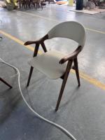 Chaise de salle à manger moderne en bois massif, durable, avec panneau en bois et revêtement en cuir, personnalisable, élégante pour la maison, l'hôtel, l'appartement