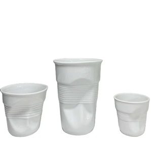 Tasses en céramique froissées, récipients à boire uniques et élégants - Product Image 1