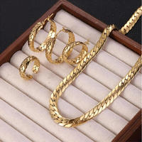 Parure de bijoux élégante en acier inoxydable plaqué or 18 carats, collier, boucles d'oreilles et bague ouverte, idéale pour mariage et soirée, vente en gros, expédition rapide