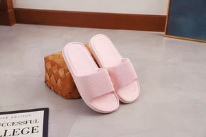Mules de Cuero Negro con Punta Abierta, Forro de Felpa, Logotipo Grabado, Suela Antideslizante de PU, Pantuflas para el Hogar para Todas las Estaciones, Sandalias Planas - Product Image 2