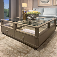 Table basse carrée en bois massif vieilli avec plateau en verre amovible pour le rangement dans le salon