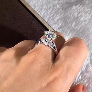 Anello di Fidanzamento da Donna T0843 in Oro Bianco con Diamante Taglio Brillante Rotondo Colore G Naturale e Diamanti Laterali - Product Image 3