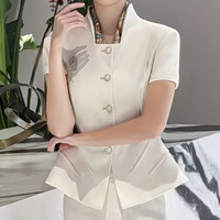 Ensembles de costumes pour femmes : Veste blanche à peplum, col montant, manches longues, jupe crayon mi-longue, foulard en soie – Idéal pour réceptionniste d'hôtel et conciergerie, personnalisable