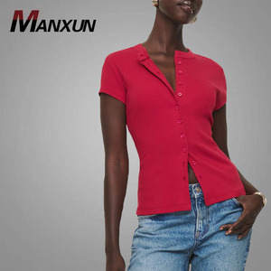 Top de punto de algodón orgánico con ajuste personalizado y botones delgados para mujer, blusa lisa de manga corta con cuello redondo, camiseta roja rosa de alta calidad - Product Image 1