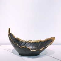 Bol à fruits en céramique noir avec des traces dorées, style nordique simple et moderne, décoration intérieure pour les fêtes et les mariages