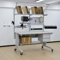 Mesa de Embalaje ESD Ajustable con Manivela Manual DETALL para Producción en Cuartos Limpios con Estantes Modulares, Cajones y Opciones de Accesorios