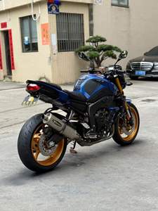 Yamaha <span class=keywords><strong>FZ1</strong></span> 1000cc Moto Naked a Quattro Cilindri in Linea Blu con Forcella Anteriore Dorata e Cerchi Dorati - Product Image 2