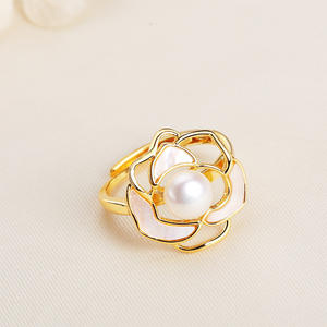 Anillo Romántico Estilo Camelia para Mujer de Zhuji Danshui, Perla Genuina de Alta Gama, Lujo Ligero con Diseño Moderno y Ajustable - Product Image 4