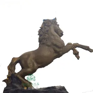 Золотая статуя лошади из стекловолокна