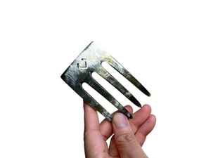 Peigne à cheveux artisanal en corne de buffle de qualité supérieure avec des dents larges et lisses, réduit la casse des cheveux, l'électricité statique et favorise la croissance. - Product Image 2