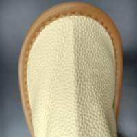 Chaussons d'hôtel jetables en cuir PU de luxe, antidérapants, à semelle épaisse, taille unique, avec logo personnalisé, pour commodités hôtelières