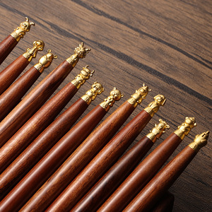 Stylo bille en bois de santal, design rétro élégant, avec motif animal du zodiaque en laiton, idéal pour le bureau, personnalisable avec logo, cadeau d'entreprise - Product Image 4