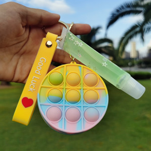 Lipgloss Dasar Vegan Tabung Custom Ciuman Lembut Jelas Anak-anak Membuat Saya Sendiri Gantungan Kunci Huruf Lipstik <span class=keywords><strong>Lip</strong></span> <span class=keywords><strong>Gloss</strong></span> Private Label - Product Image 4