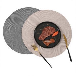 Sets de table traditionnels ronds en polyester/coton à motifs de dessins animés, faits à la main, écologiques et isolants thermiquement, pour les fêtes de mariage - Product Image 1