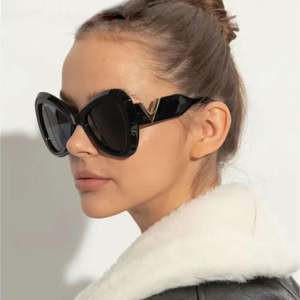 Lunettes de soleil œil-de-chat surdimensionnées UV400 pour femme, forme papillon colorée, personnalisables avec logo, collection mode 2025 - Product Image 1