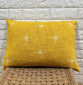 Housse de coussin artisanale bohème jaune et broderie étoile Kora, coussin décoratif moderne pour canapé, décoration intérieure - Product Image 3
