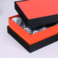 Couvercle orange et boîte-cadeau intérieure en satin haut de gamme avec laminage brillant gaufrage impression UV en gros
