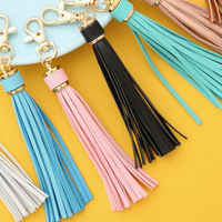 Porte-clés en cuir PU avec pompon, personnalisable, coloré, breloque de sac élégante, cadeau pour femme