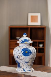 Jarrón de Porcelana Ecológico Hecho a Mano con Diseño Art Deco, Patrón de Flores Azules y Blancas, para Decoración del Hogar - Product Image 4