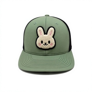 Casquette Trucker Lapin Mignon en Gros, 6 Panneaux, Bicolore, Visière Légèrement Courbée, Haute Qualité, Patch Lapin Kawaii, Casquette en Maille pour l'Extérieur - Product Image 1