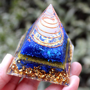 Pyramide en résine époxy cristalline, ornement de bureau artisanal, décoration intérieure, impression UV, gravure interne, lapis-lazuli bleu or - Product Image 4