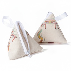 Porte-monnaie triangulaire en toile avec fermeture éclair et logo personnalisé, cadeau promotionnel unisexe tendance - Product Image 3