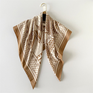 Foulard carré en satin de soie à rayures paisley or champagne pour femmes, bandeau vintage, 70 cm, foulard de luxe - Product Image 1