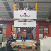 Presse hydraulique automatique pour la fabrication de palettes en bois moulé à partir de sciure et de copeaux de bois