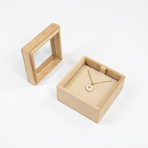 Caja de Almacenamiento de Joyería Retro Simple de Color Beige, Pequeña y Cuadrada, con Superficie de Terciopelo Repujado, Caja de Regalo para Collares - Product Image 2
