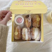 Boîte en papier carrée jetable à motifs colorés, nouveau style, la plus vendue, personnalisable pour donuts, pains et macarons