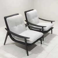 Fauteuil de luxe nordique moderne avec structure en bois, idéal pour salon, chambre, bureau, ou comme chaise longue individuelle au design élégant en cuir.