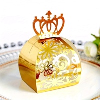 Boîte cadeau en papier personnalisée pour mariage, design élégant avec couronne dorée et découpes florales, pour bonbons et chocolats