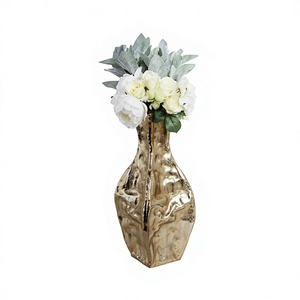 Vase à fleurs en métal élégant et moderne, fait à la main, résistant à la rouille, pour la décoration de la maison et des hôtels, article de décoration haut de gamme - Product Image 1